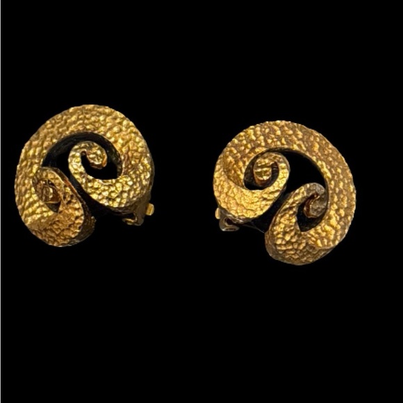 Vintage 80's swirl stud earrings gold tone textured with black cabochon - Picture 4 of 6